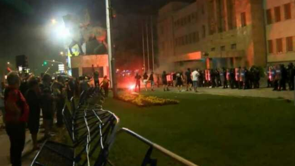 47 ранени полицаи и 11 арестувани при протеста в Скопие срещу френското предложение