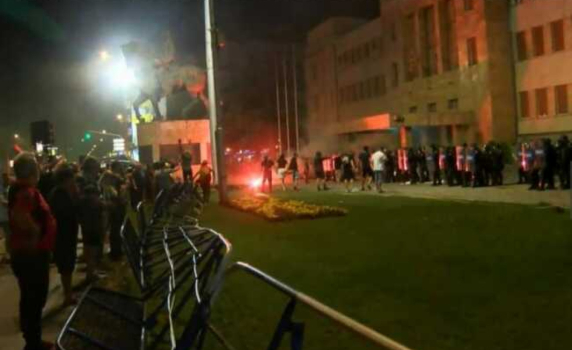 47 ранени полицаи и 11 арестувани при протеста в Скопие срещу френското предложение