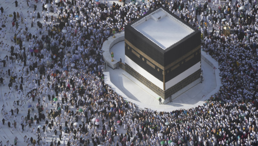 Стотици хиляди мюсюлмани се молят днес на хълма Арафат в Саудитска Арабия