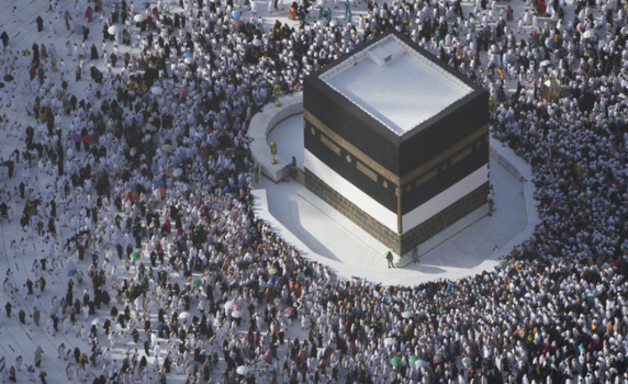 Стотици хиляди мюсюлмани се молят днес на хълма Арафат в Саудитска Арабия