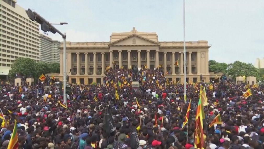 Бунт в Шри Ланка: Демонстранти нахлуха в резиденцията на президента