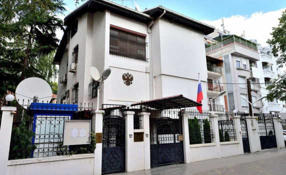 Посолството на Русия в Скопие отхвърли думите на Пендаровски, че Москва злоупотребява с протестите на гражданите