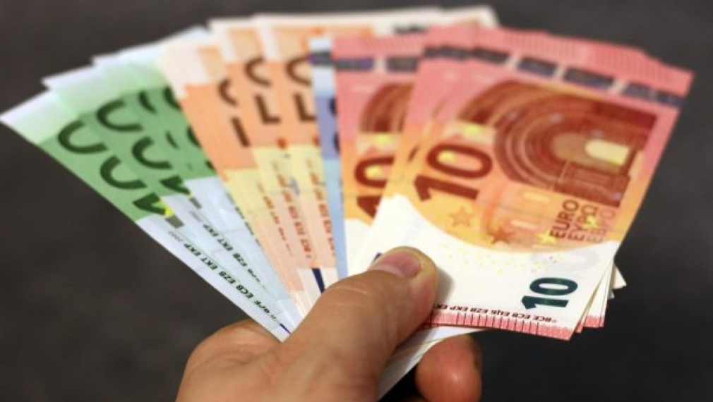 Еврото се срина под цената на долара за първи път от 20 години