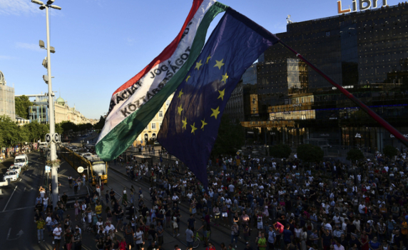 Унгарци блокираха центъра на Будапеща, протестирайки срещу нов данъчен закон