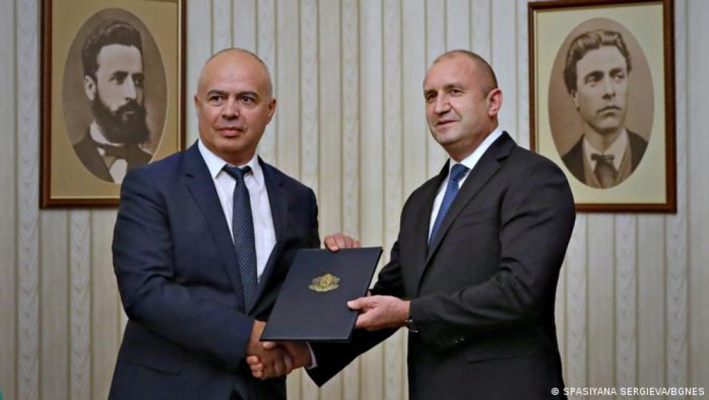 Радев връчи на Свиленски третия проучвателен мандат