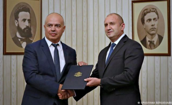 Радев връчи на Свиленски третия проучвателен мандат