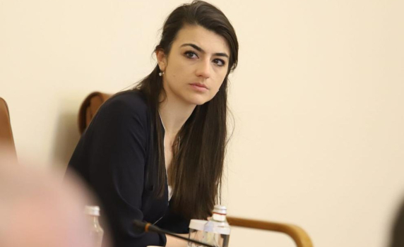 Лена Бориславова: Ако Бойко Рашков не бъде избран за шеф на КПКОНПИ, няма да подкрепим нов кабинет