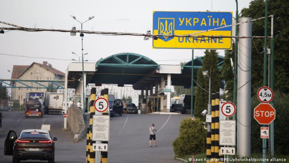 "Не съм предател" - как мъже напускат Украйна въпреки забраната