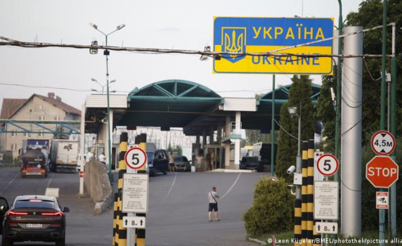 "Не съм предател" - как мъже напускат Украйна въпреки забраната