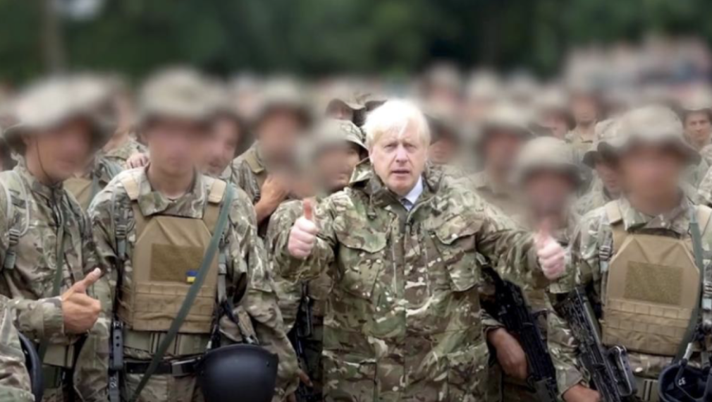 Джонсън посети тренировъчната база на украинските военни в Англия