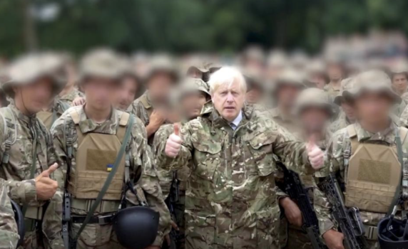 Джонсън посети тренировъчната база на украинските военни в Англия