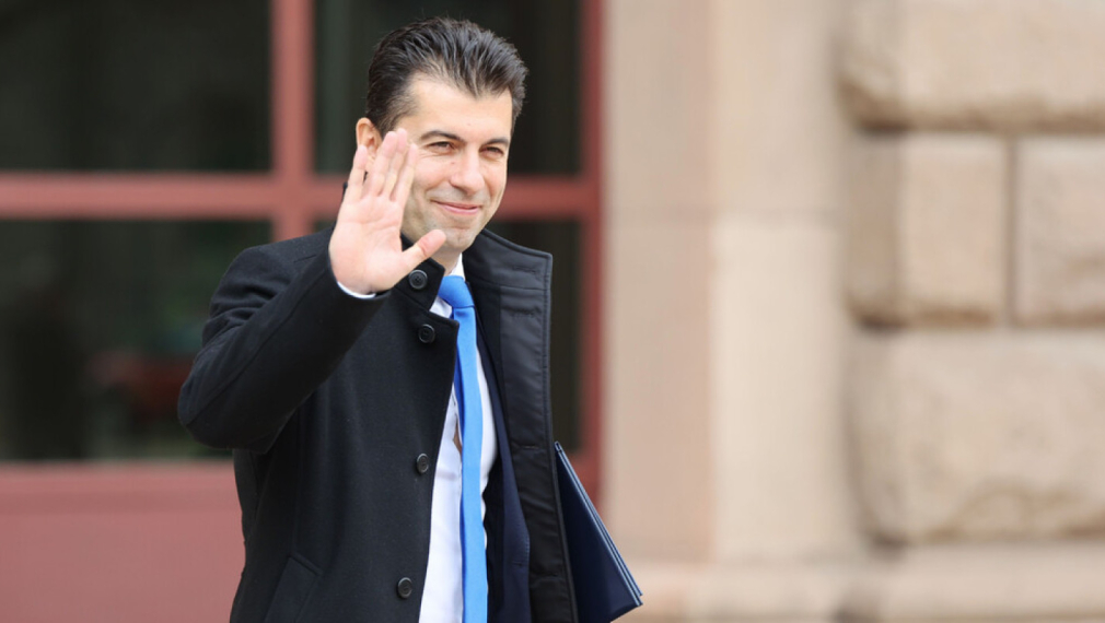 Кирил Петков се прощава с администрацията си като премиер с парти в петък