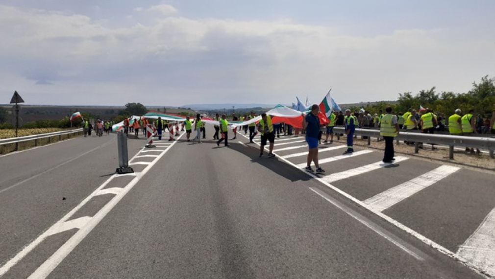 Строителни работници блокираха движението на пътния възел „Белокопитово“ на магистрала „Хемус“