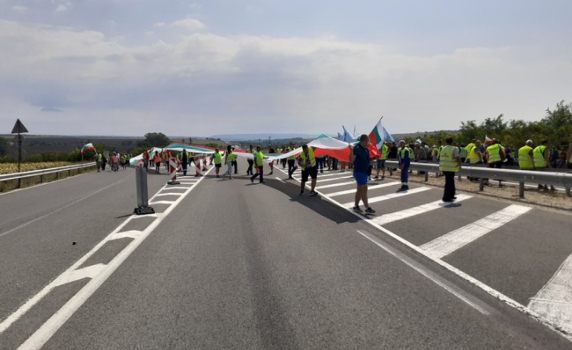Строителни работници блокираха движението на пътния възел „Белокопитово“ на магистрала „Хемус“