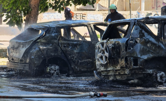 Електромобил се запали във Варна, пламнаха още няколко коли (видео)
