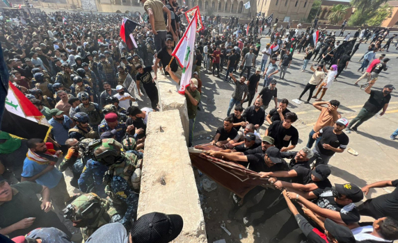 Хиляди щурмуваха парламента в Багдад, десетки са ранени
