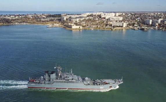 Щабът на руския Черноморски флот в Севастопол беше атакуван, вероятно с безпилотен самолет