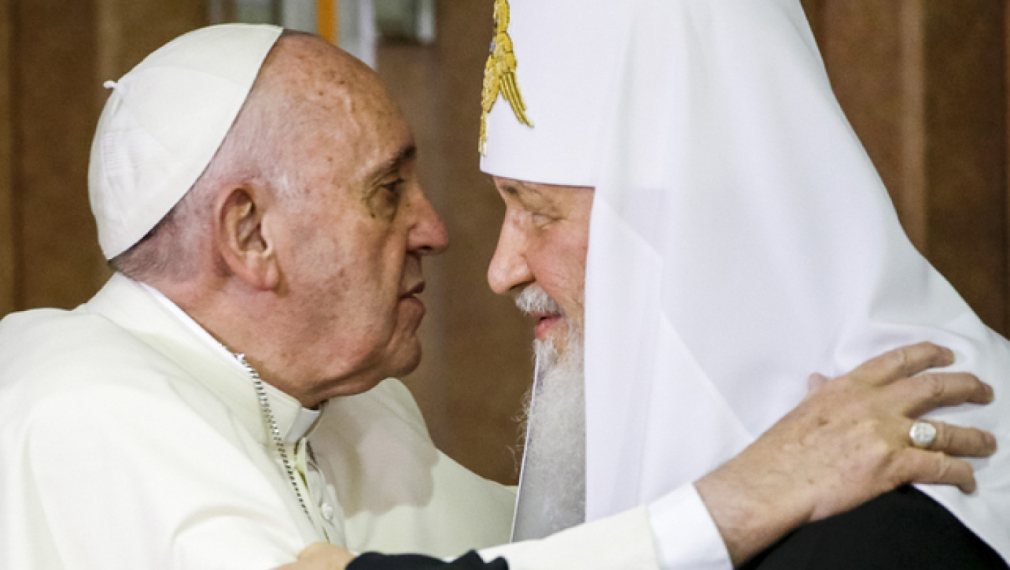 Папата се срещна с представител на Руската православна църква и обяви украински свещеник за мъченик