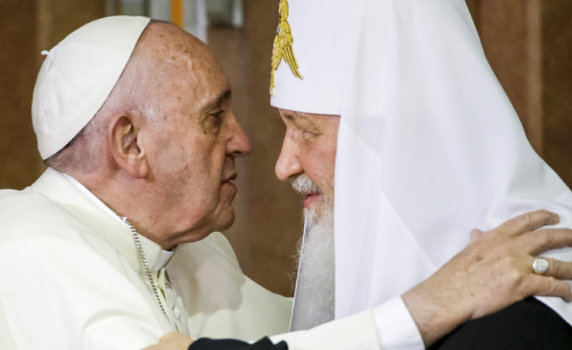 Папата се срещна с представител на Руската православна църква и обяви украински свещеник за мъченик