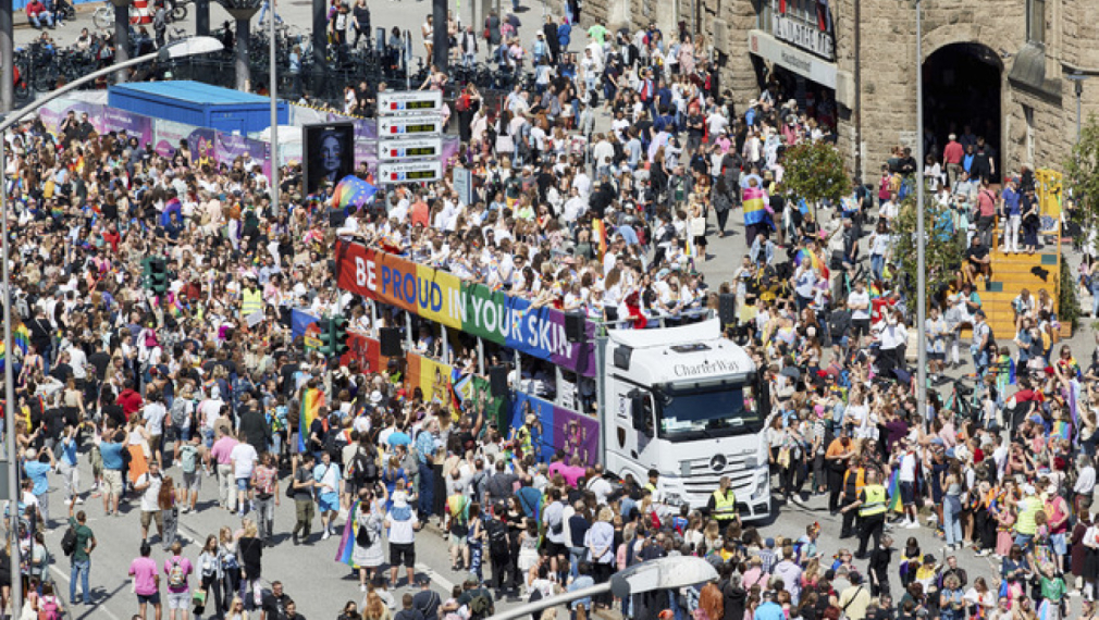 Кметът на Хамбург оглави гей парада в Хамбург, външната министърка на Швеция облече цветовете на дъгата в Стокхолм
