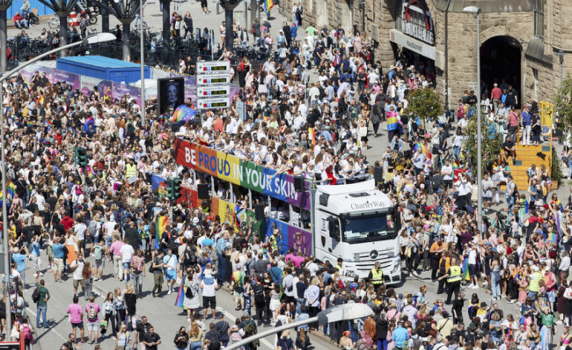 Кметът на Хамбург оглави гей парада в Хамбург, външната министърка на Швеция облече цветовете на дъгата в Стокхолм