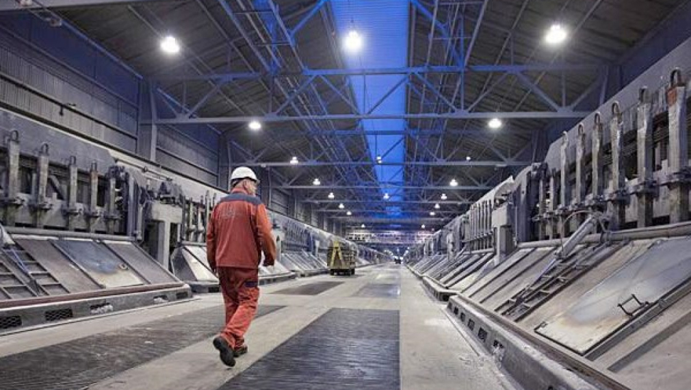 Най-големият завод за алуминий в Словакия спира основната си линия заради високите цени на тока
