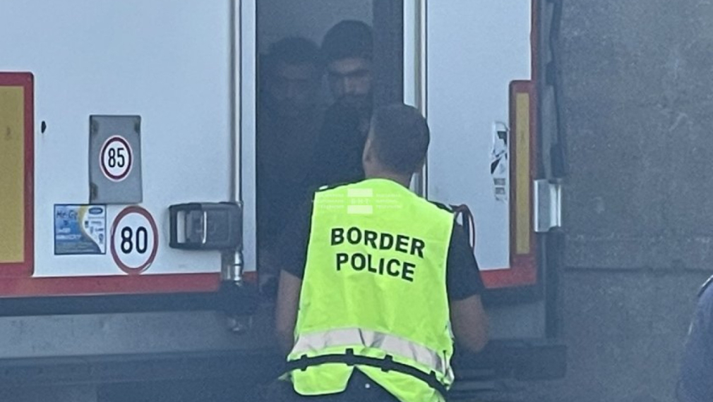Полицията залови ТИР със 100 мигранти в Бургас