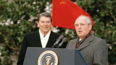 Горбачов вдясно и президентът на САЩ Роналд Рейгън дават пресконференция