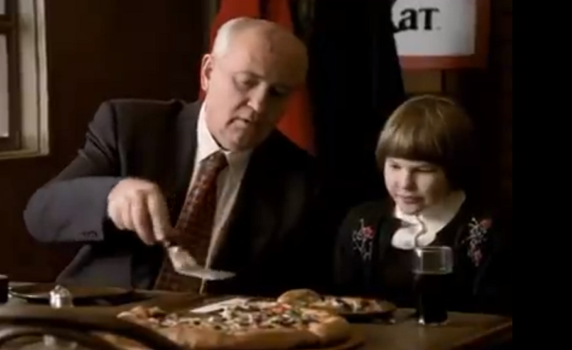 Горбачов рекламира пица Хът - най-доброто описание на наследството на последния съветски лидер
