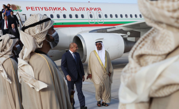 Румен Радев с кмета Фандъкова и четирима министри пристигна в Абу Даби