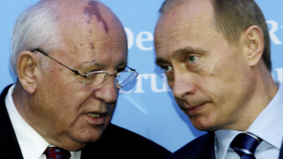 Михаил Горбачов вляво и Владимир Путин през 2004 г Снимка