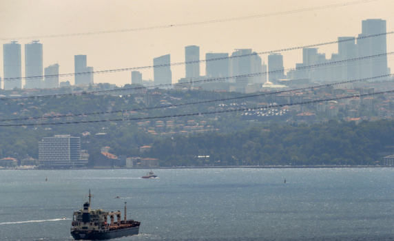 Кораб със зърно от Украйна заседна край Истанбул и блокира движението