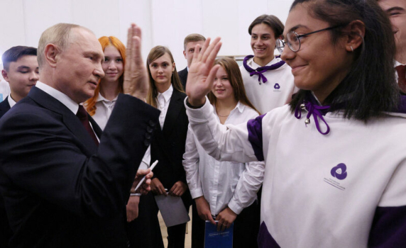 Путин пред ученици в Калининград: Нашата мисия е да се прекрати войната, която Киев води в Донбас