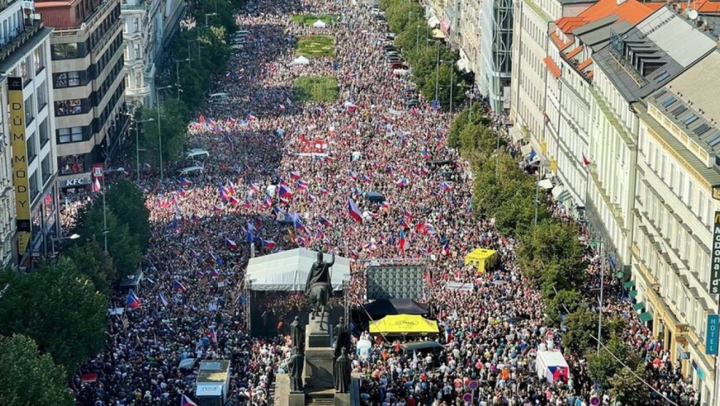 Хиляди на протест в Прага заради високите цени на енергията