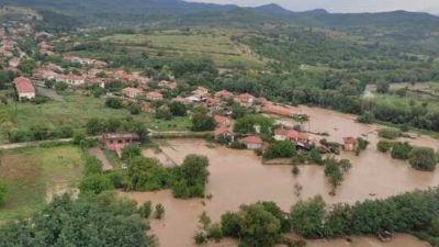 Започват възстановителните дейности в района на пострадалите от наводнение карловски