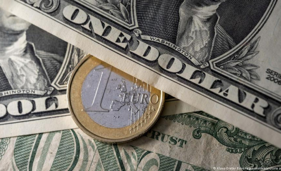 Еврото достигна ново 20-годишно дъно -под $0,99