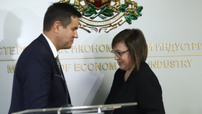 Никола Стоянов и Корнелия Нинова при предаването на властта в