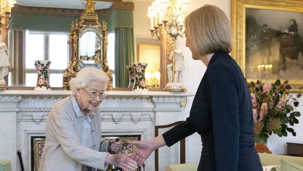 Кралицата назначи Лиз Тръс за нов премиер на Великобритания, тя й целуна ръцете (видео)