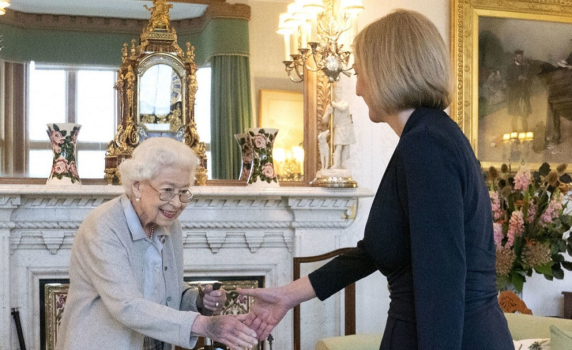 Кралицата назначи Лиз Тръс за нов премиер на Великобритания, тя й целуна ръцете (видео)