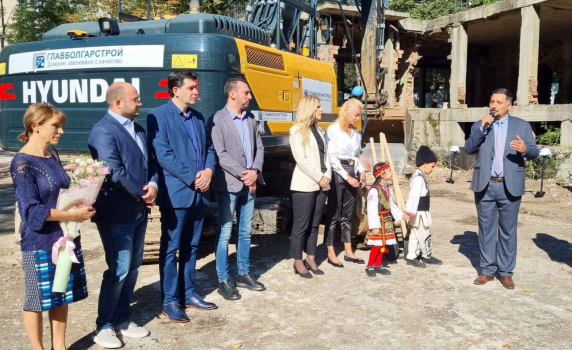 Иван Таков и д-р Делян Георгиев направиха първа копка на нова детска ясла в район "Изгрев"