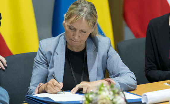 Елена Йончева направи пробив в преговорите в ЕС за реформа в областта на убежището
