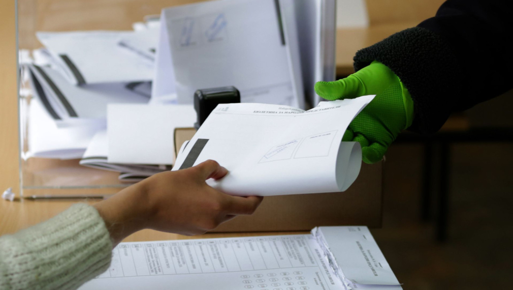Малко над 50 000 заявления за гласуване извън страната са подадени за изборите на 2 октомври