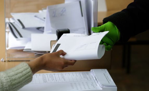 Малко над 50 000 заявления за гласуване извън страната са подадени за изборите на 2 октомври