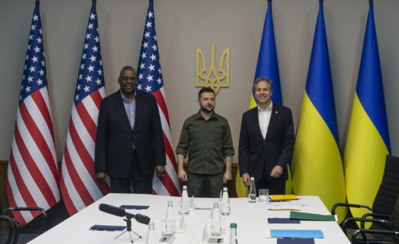 Блинкън пристигна на изненадваща визита в Украйна