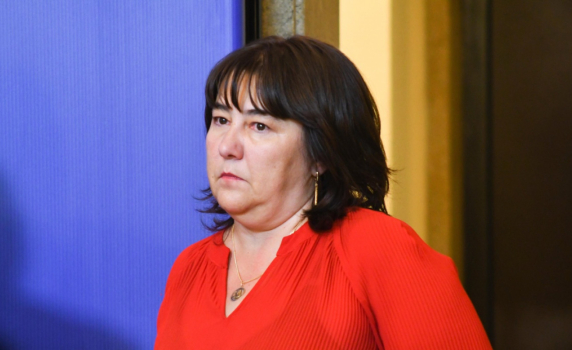 Министър Велкова в доклад: Парите на държавата свършват, някои основни разходи за тази и следващата година са под въпрос.