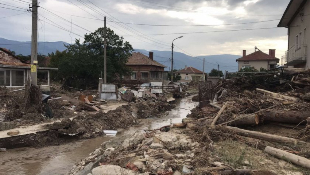 Доброволци от цялата страна се очакват в наводнените карловски села