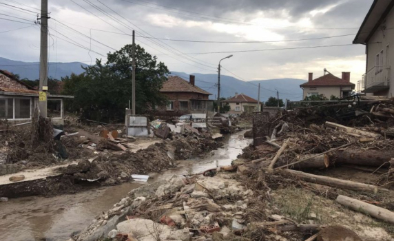 Доброволци от цялата страна се очакват в наводнените карловски села