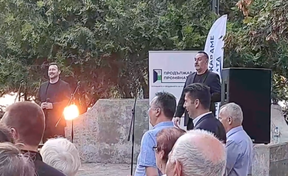 Кирил Петков се радва на руската "Калинка" на предизборен митинг на "Промяната"