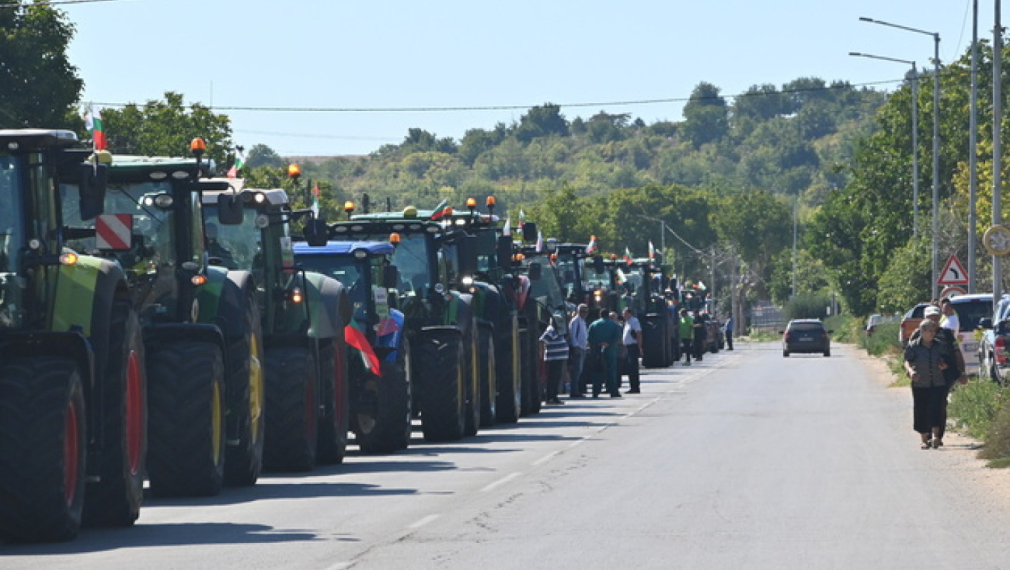 Десетки земеделци от Силистра протестираха срещу вноса на украинско зърно