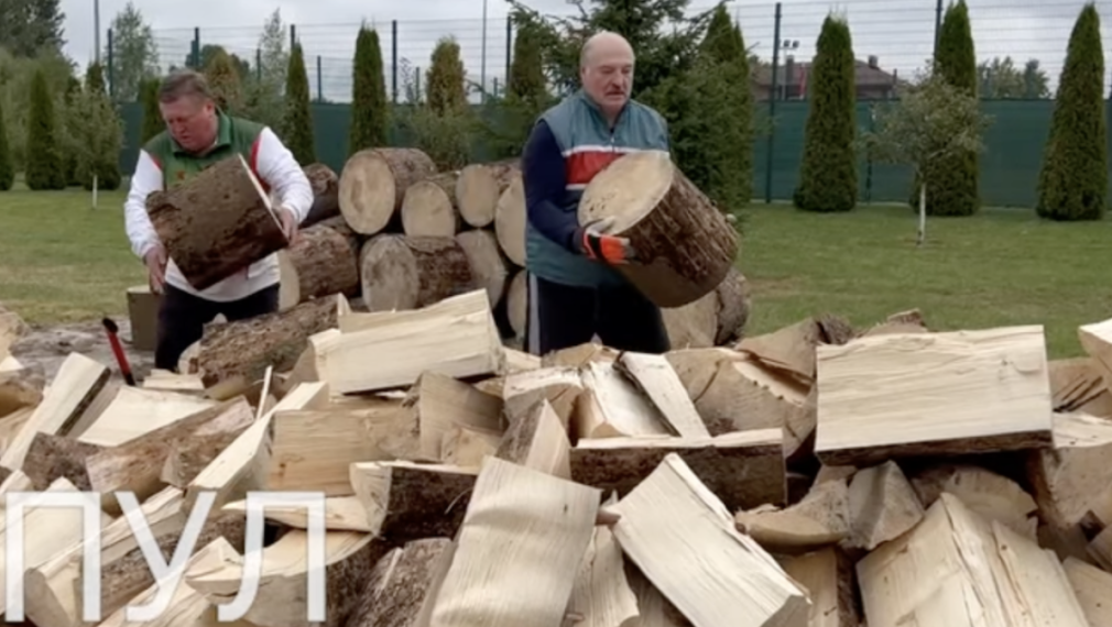 Лукашенко цепи дърва за Европа във видео